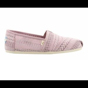 NWT TOM’s The Venice Collection. Lilac Arrow Embroidered Mesh size 7